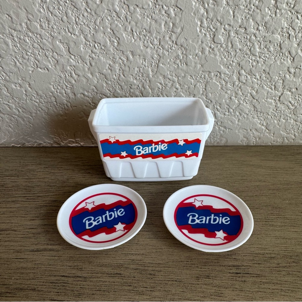 Vintage Barbie Stars & Stripes Cooler and Plates Dollhouse Miniature‎ Toy